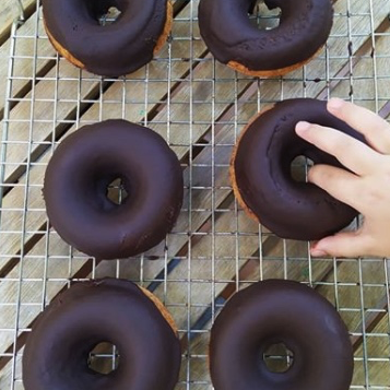 Donuts de vainilla y cobertura de chocolate sin gluten