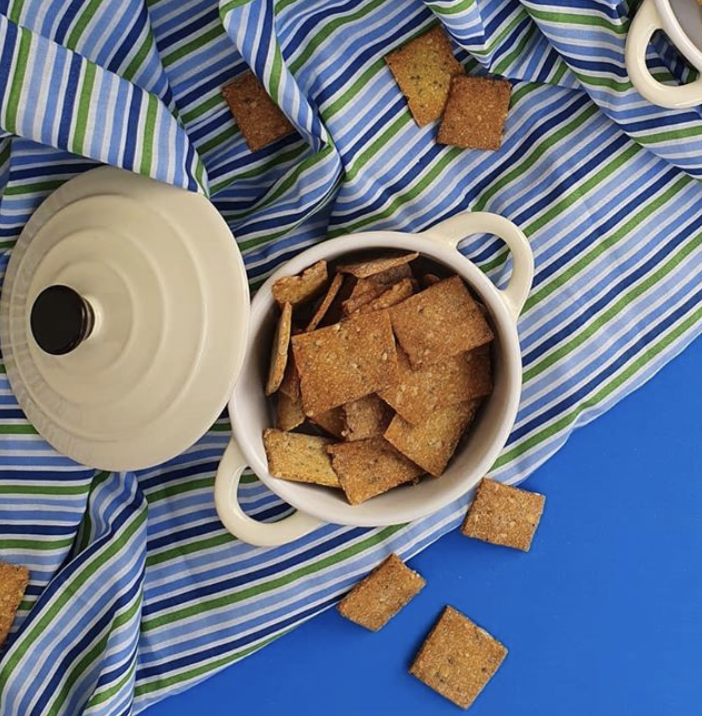 Crackers y regatas de garbanzo, cúrcuma y semillas