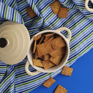 Crackers y regatas de garbanzo, cúrcuma y semillas