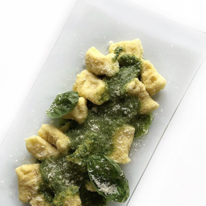 Gnocchi con harina de maíz al pesto