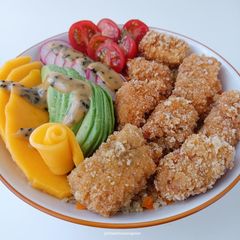 Bowl de pollo rebozado con panko sin gluten, quinoa, verduras y salsa de crema de cacahuete