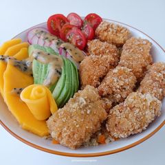 Bowl de pollo rebozado con panko sin gluten, quinoa, verduras y salsa de crema de cacahuete