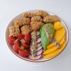 Bowl de pollo rebozado con panko sin gluten, quinoa, verduras y salsa de crema de cacahuete