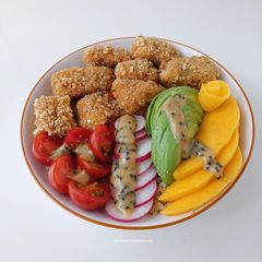 Bowl de pollo rebozado con panko sin gluten, quinoa, verduras y salsa de crema de cacahuete