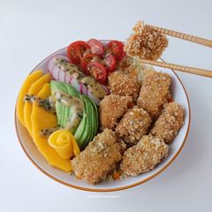 Bowl de pollo rebozado con panko sin gluten, quinoa, verduras y salsa de crema de cacahuete