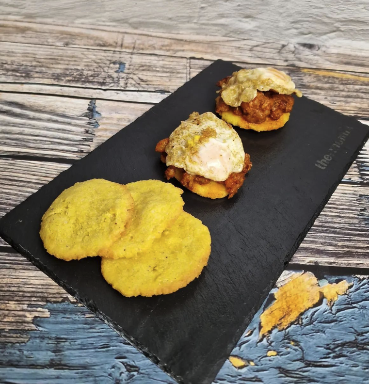 Tortos de maíz sin gluten con picadillo y huevos de codorniz