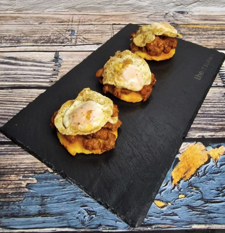 Tortos de maíz sin gluten con picadillo y huevos de codorniz