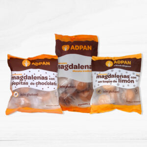 Pack de magdalenas sin gluten para desayunos y meriendas, incluyendo magdalenas de receta tradicional, con pepitas de chocolate y con sabor a limón, dispuestas en una tabla de madera