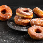 Deliciosas rosquillas caseras recién hechas, perfectas para acompañar con una taza de café