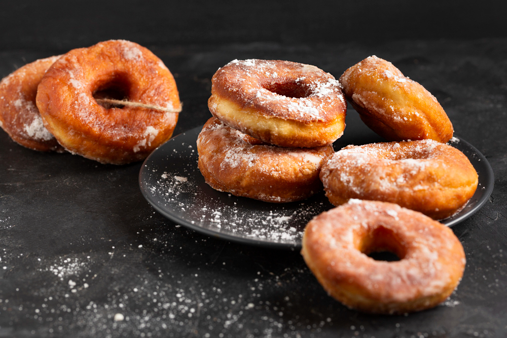 Deliciosas rosquillas caseras recién hechas, perfectas para acompañar con una taza de café