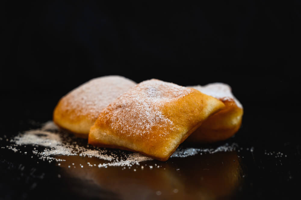 Casadielles de hojaldre sin gluten rellenas de nuez espolvoreadas con azúcar glacé