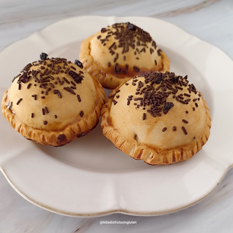 Bombas de chocolate sin gluten elaboradas con obleas ADPAN, rellenas de nueces y arándanos deshidratados, recién horneadas sobre plato