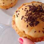 Bombas de chocolate sin gluten elaboradas con obleas ADPAN, rellenas de nueces y arándanos deshidratados, recién horneadas