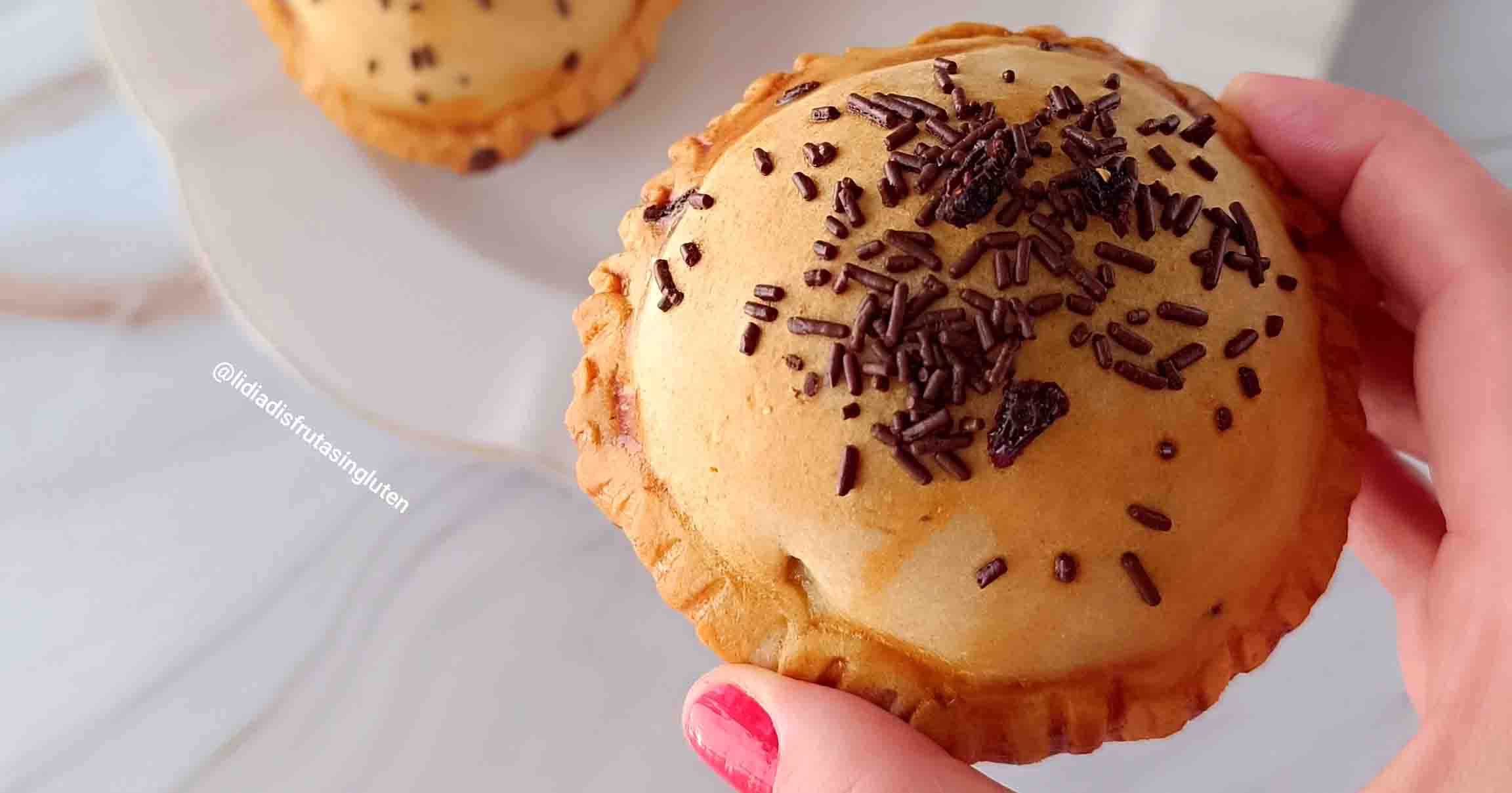 Bombas de chocolate sin gluten elaboradas con obleas ADPAN, rellenas de nueces y arándanos deshidratados, recién horneadas