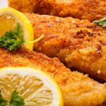 Plato de pescado frito con rodajas de limón
