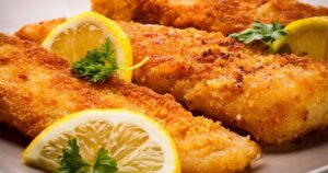 Plato de pescado frito con rodajas de limón