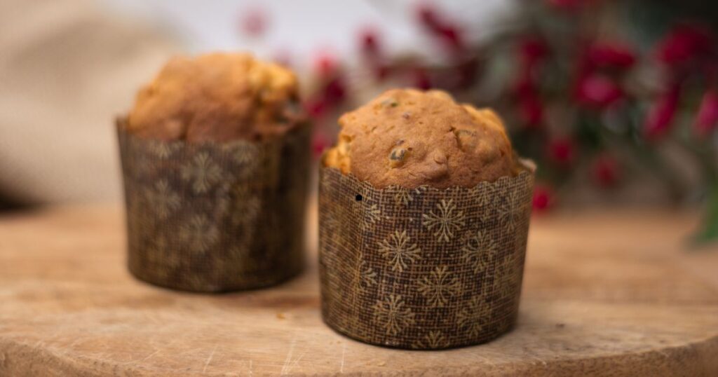 Panettones sin gluten de Adpan sobre una mesa con decoración navideña