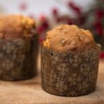 Panettones sin gluten de Adpan sobre una mesa con decoración navideña