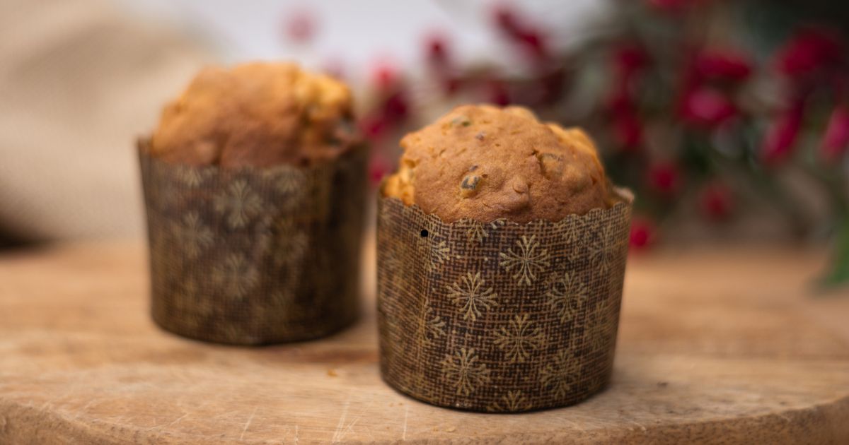 Panettones sin gluten de Adpan sobre una mesa con decoración navideña