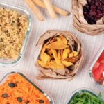 Tuppers con comidas sin gluten organizados para un batchcooking semanal.