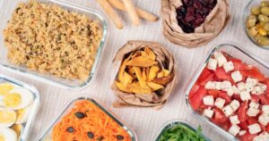 Tuppers con comidas sin gluten organizados para un batchcooking semanal.