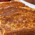 Torrijas sin gluten elaboradas con pan de molde Adpan servidas en un plato blanco.