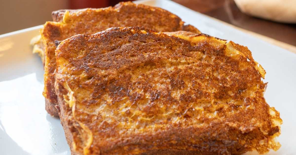 Torrijas sin gluten elaboradas con pan de molde Adpan servidas en un plato blanco.