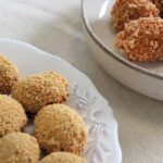 plato croquetas con pan rallado y bol de croquetas con panko