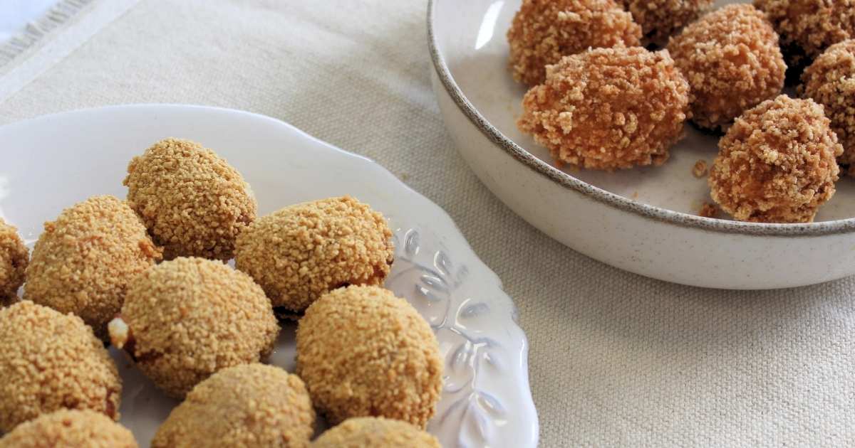 plato croquetas con pan rallado y bol de croquetas con panko