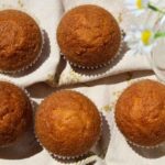 Magdalenas sin gluten caseras elaboradas con Mix Multiusos Adpan, recién horneadas y presentadas sobre un mantel de tela
