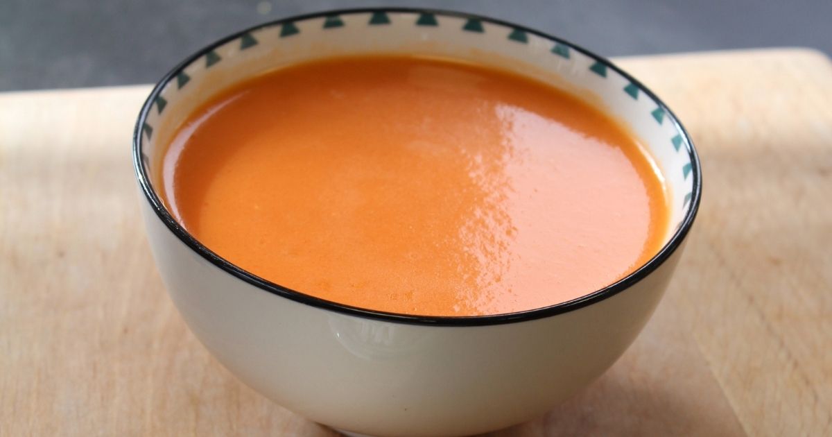Bol de gazpacho sin gluten elaborado con tomate, pepino, pimiento rojo, pimiento verde y pan sin gluten ADPAN, servido frío.