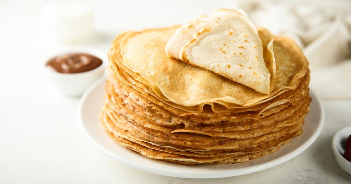 Crepes sin gluten elaborados con Mix Multiusos Adpan, recién hechos y listos para rellenar con ingredientes dulces o salados.